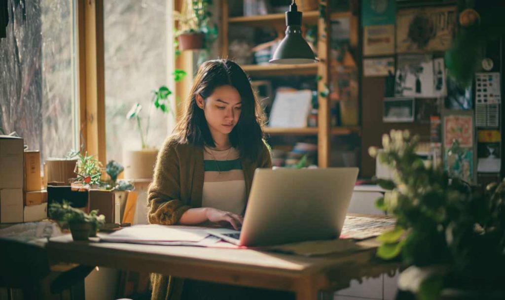 ilustrasi virtual assistant sedang bekerja | workerspedia.id